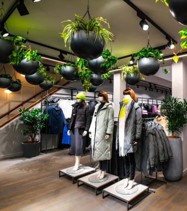 Con un concetto di negozio moderno e di nuovissima progettazione, C&A ispira il cliente ad avere un bell'aspetto, sentirsi bene e fare del bene. 