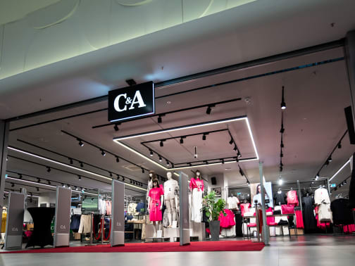Retailerul european de modă C&A a hotărât să reducă prețurile pe piața din România. Pe parcursul anului 2024, prețurile din magazine vor fi, în medie, cu 10% mai mici decât în celelalte țări europene pentru produse similare. 