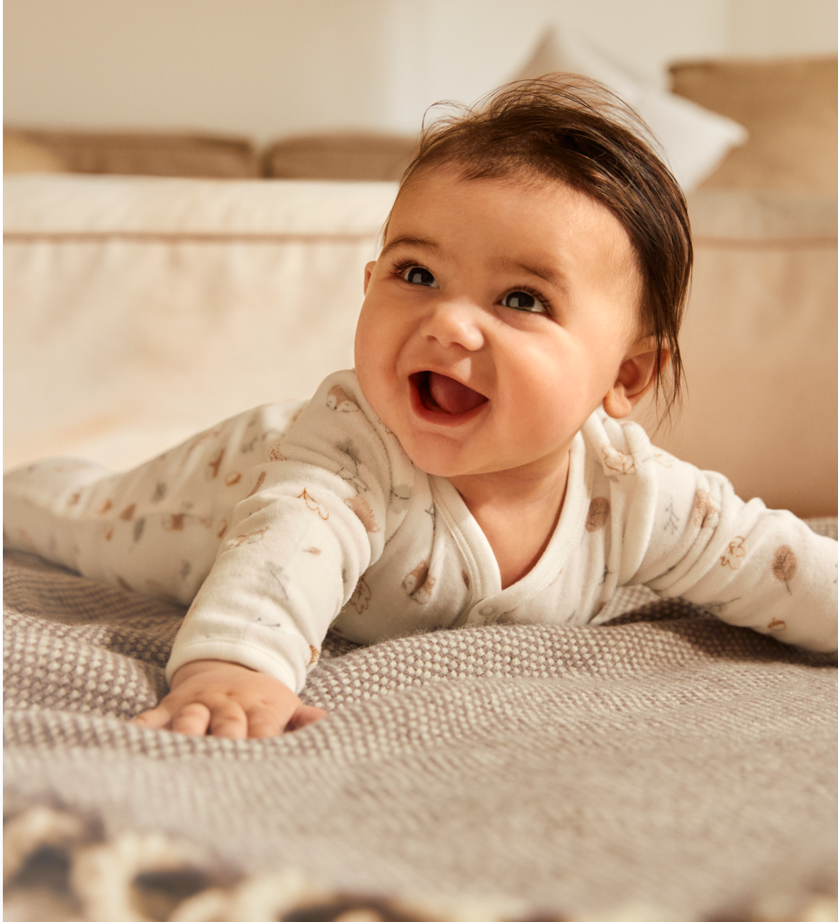 Zívající miminko má na sobě body ze sekce Oblečení pro novorozence C&A